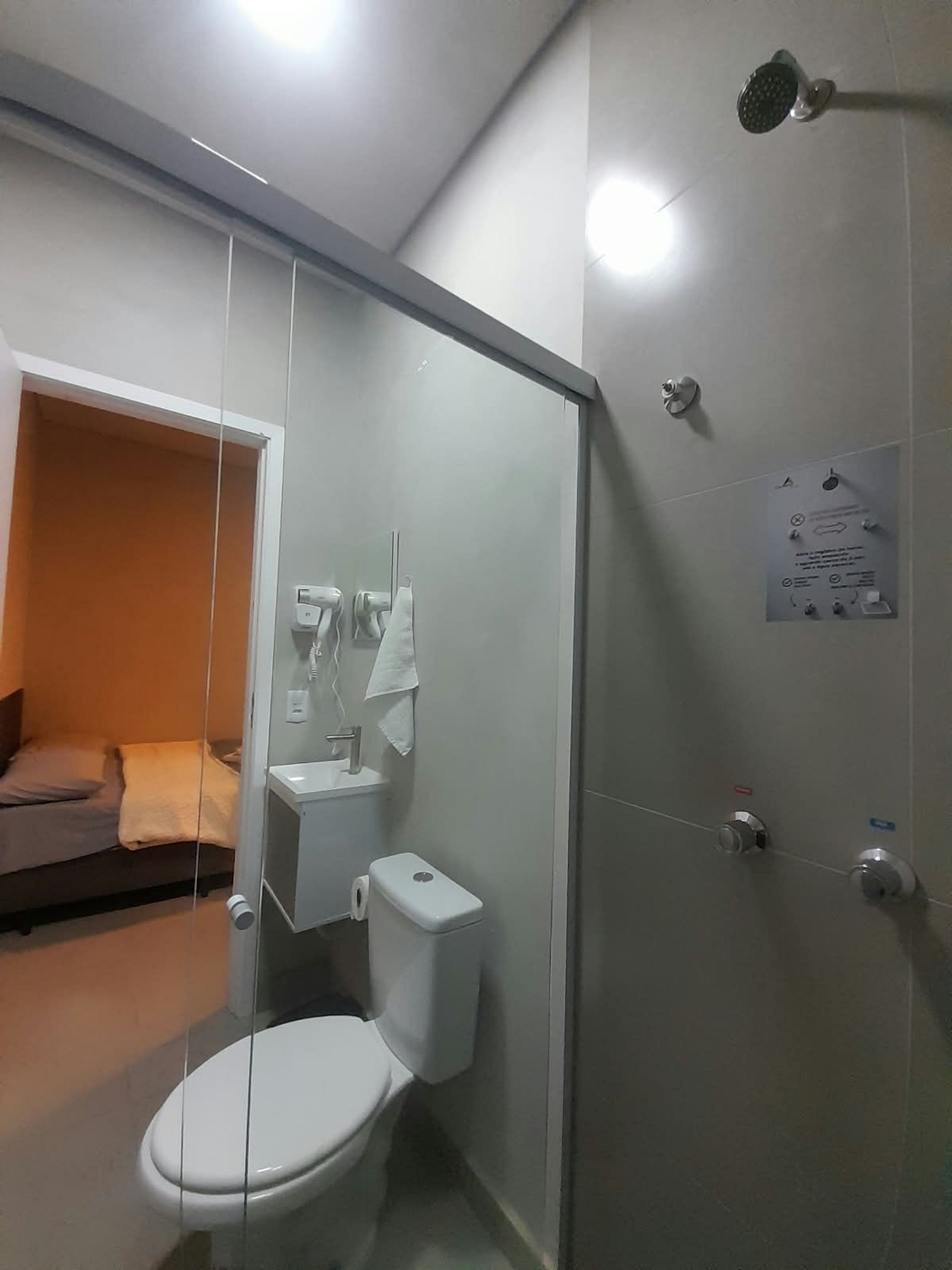 Suíte 102 — Espaçosa com Banheiro Privativo, Wi-Fi