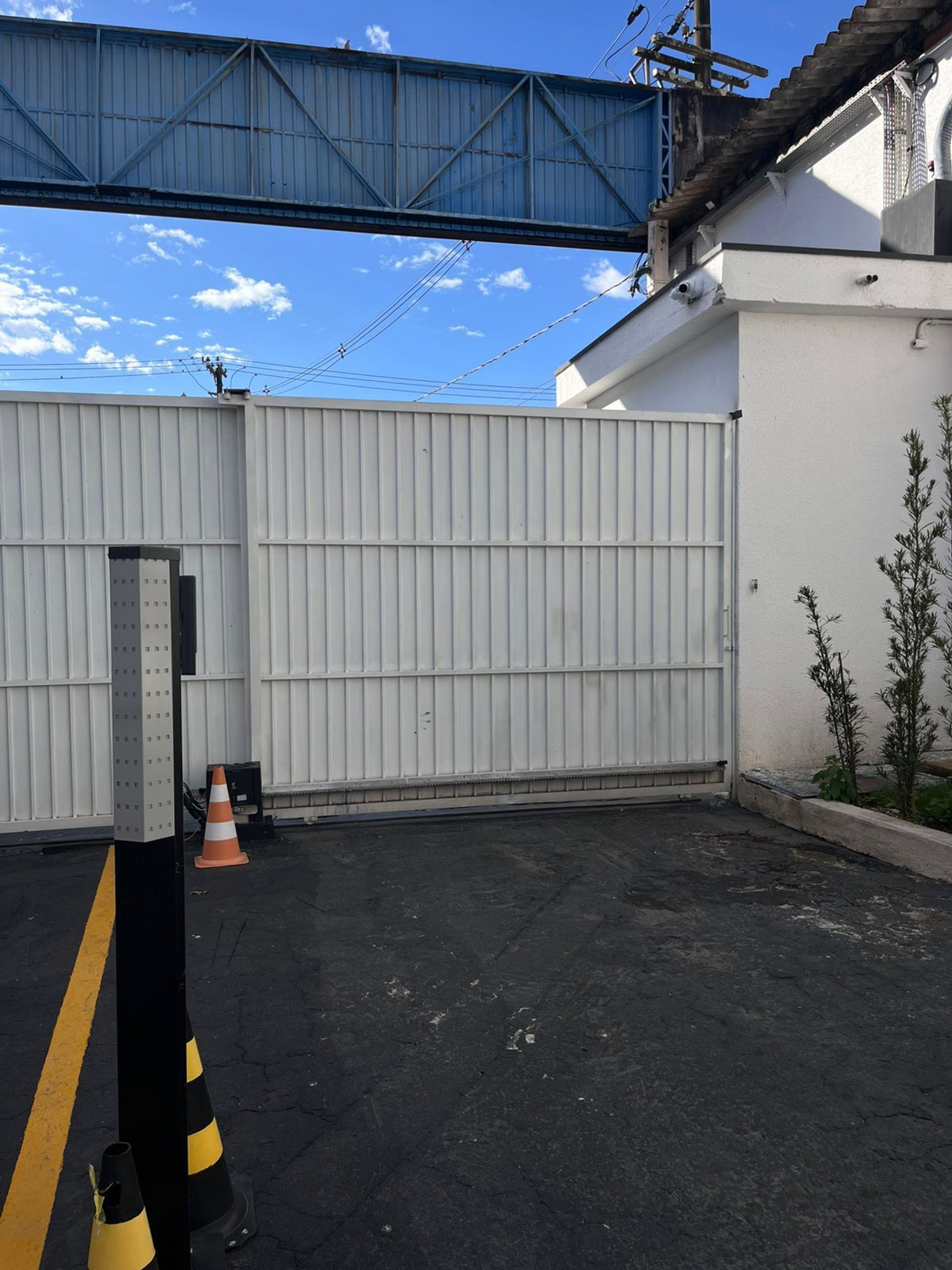 Suíte 104 — Espaçosa com Banheiro Privativo, Wi-Fi