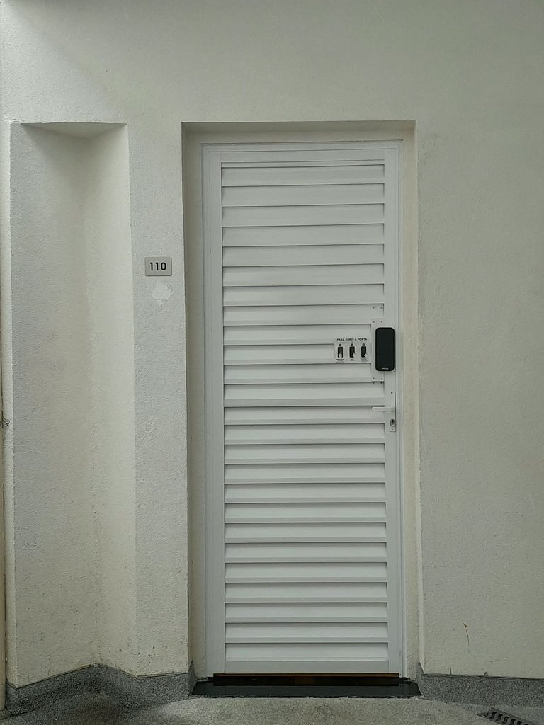Suíte 110 — Espaçosa com Banheiro Privativo, Wi-Fi