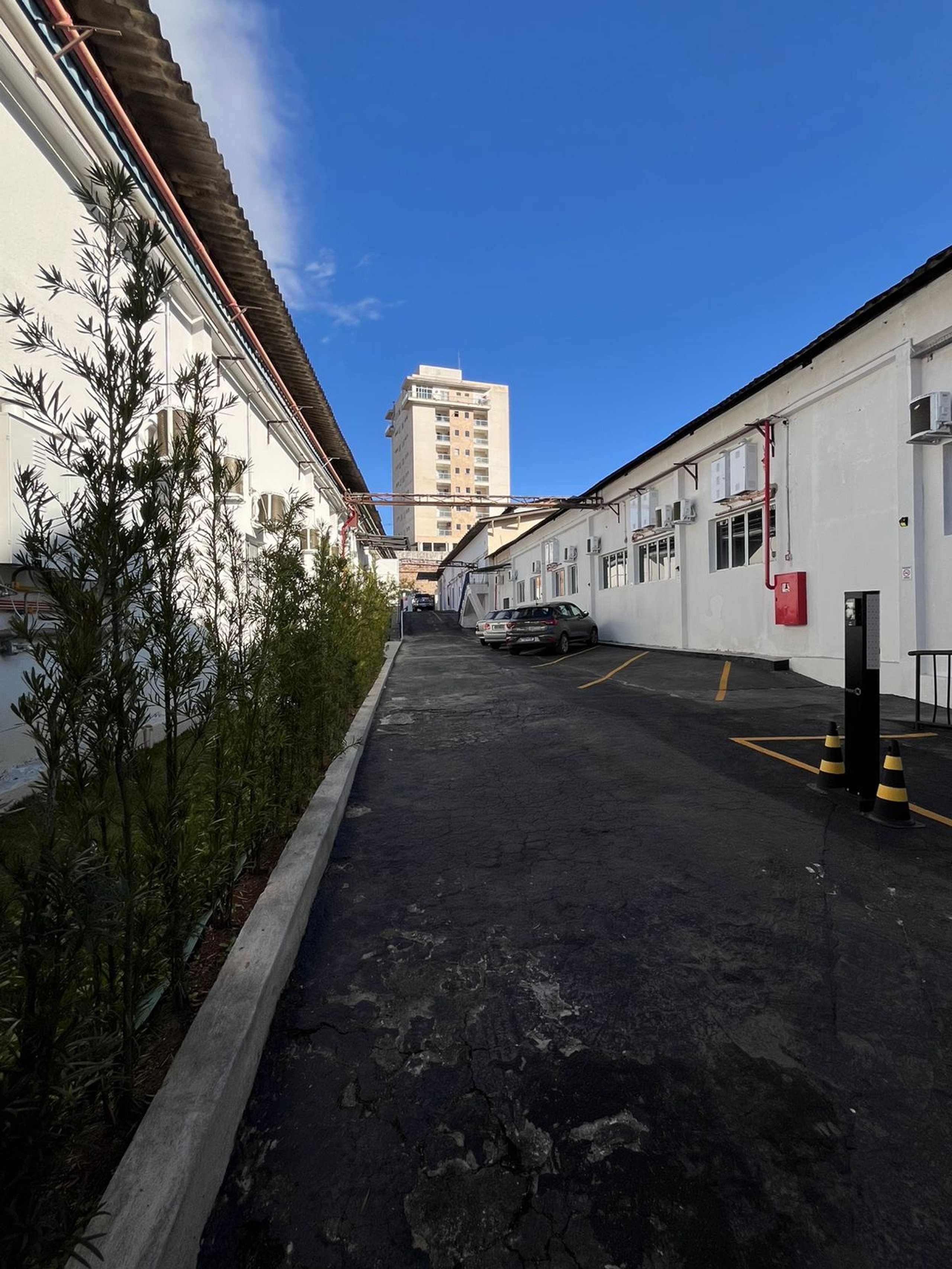 Suíte 131 — Espaçosa com Banheiro Privativo, Wi-Fi